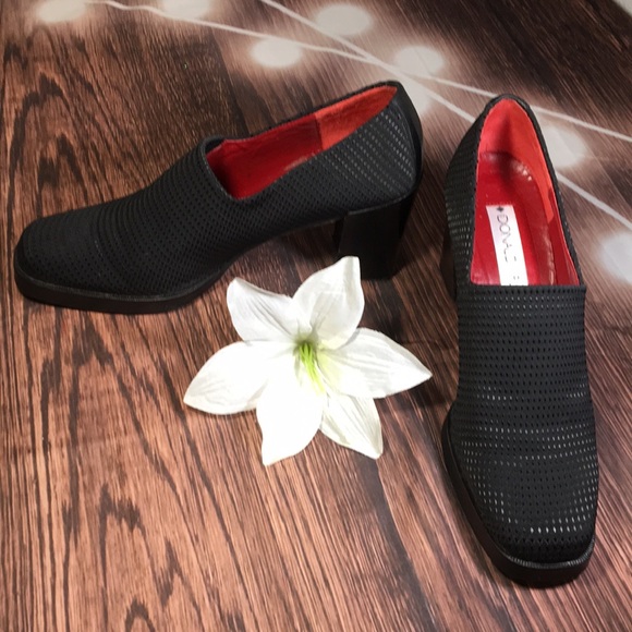 Donald J Pliner Black Woven Pumps. - Picture 2 of 10